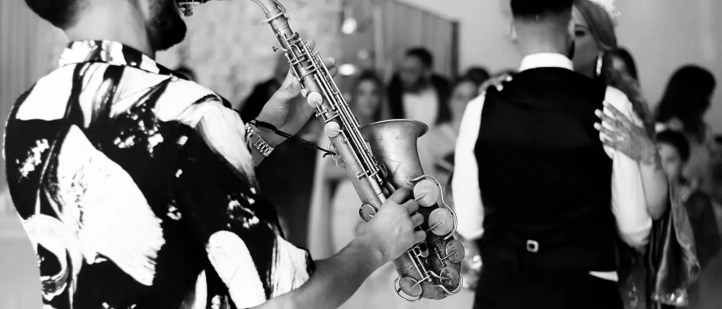 Première danse des mariés dans la fumée, saxophone au premier plan