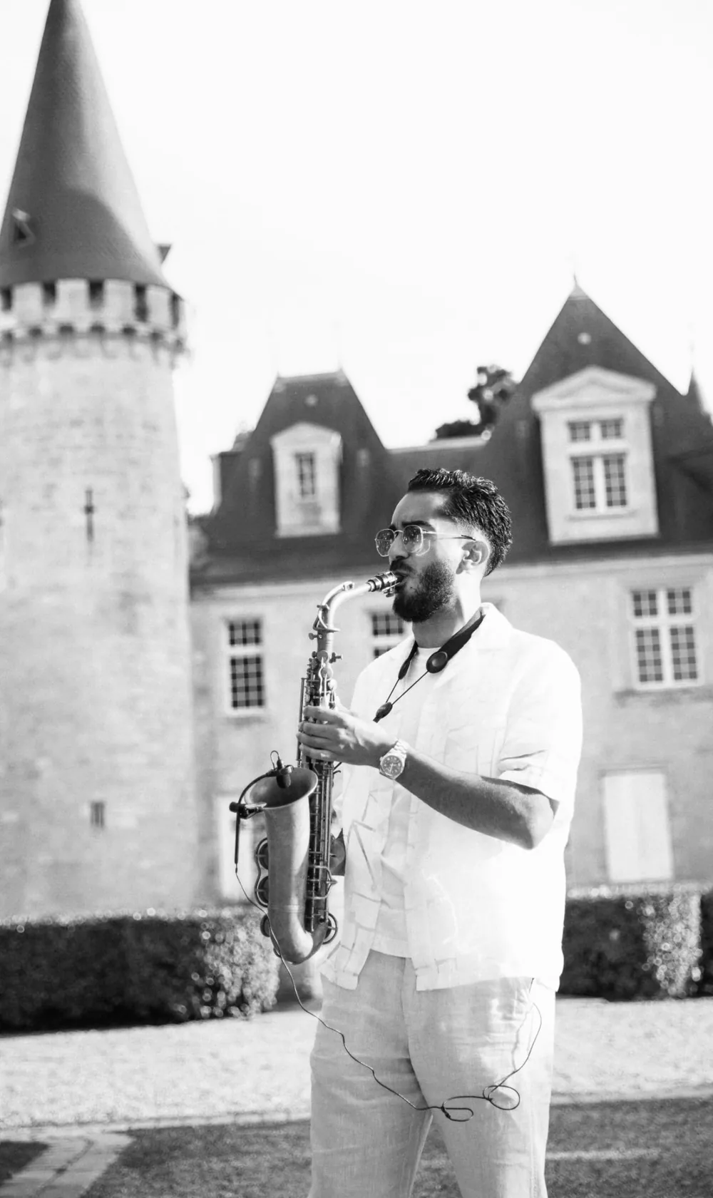 Saxophone devant un château pendant le vin d'honneur