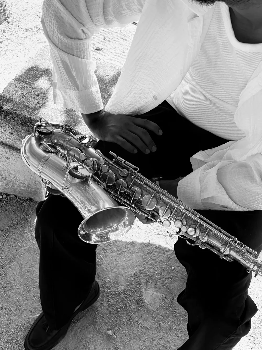 Saxophone posé sur les genoux entre deux passages