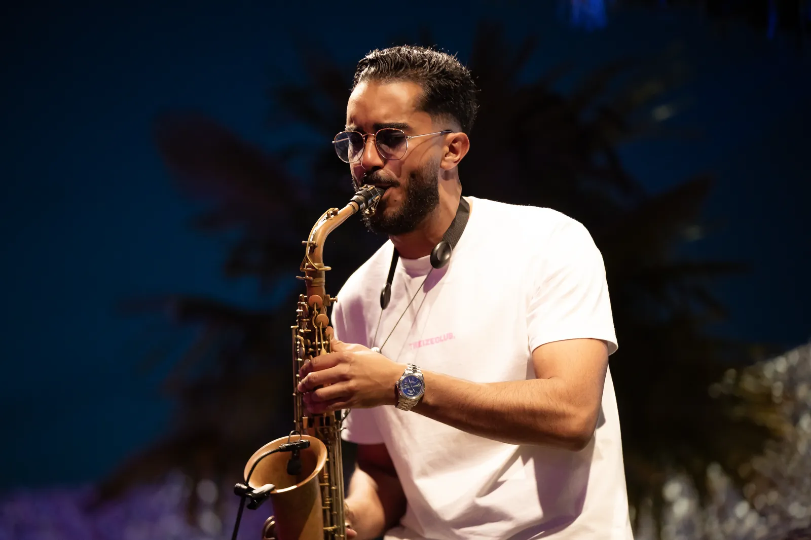 Saxophone sur scène en lumière bleue